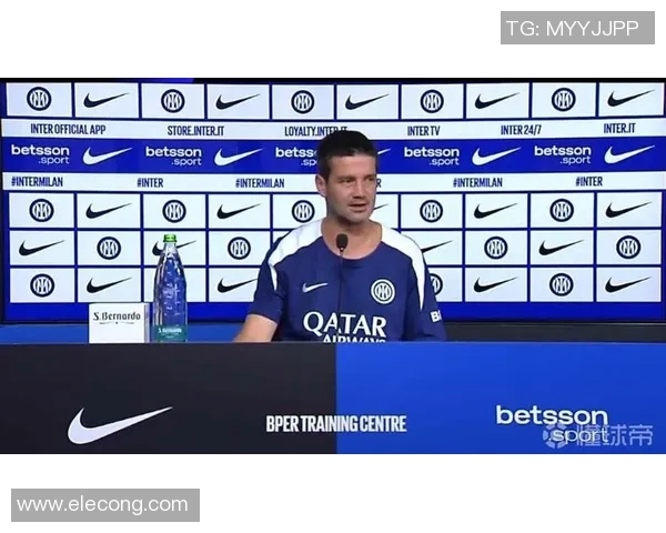 足球明星的阳光笑容照亮绿茵场传递快乐与希望