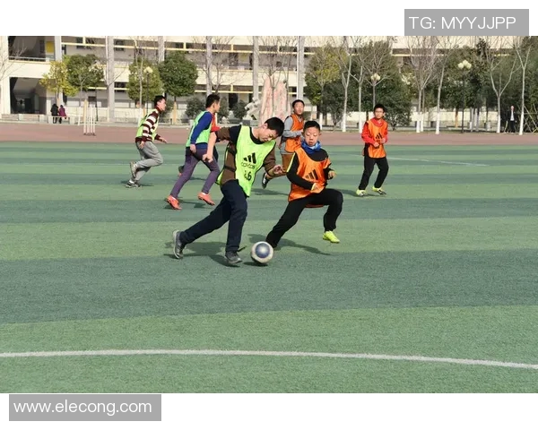 可爱足球明星简画展现运动魅力与青春活力的完美结合